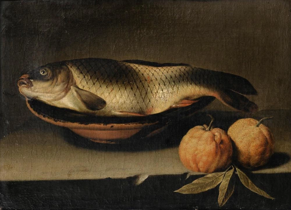 Natura morta con una carpa e due arance amare su un ripiano di pietra